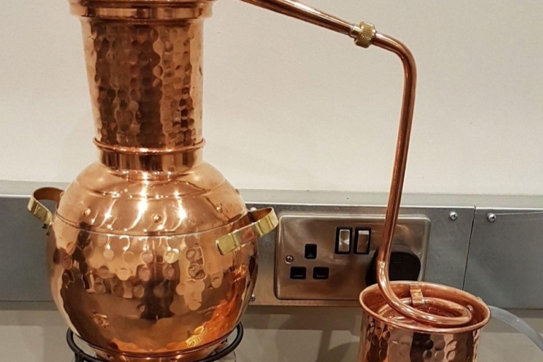 Edimburgo: Taller de destilación de ginebra con cata de ginebraDestila una Botella de Ginebra en Mini Alambiques de Cobre