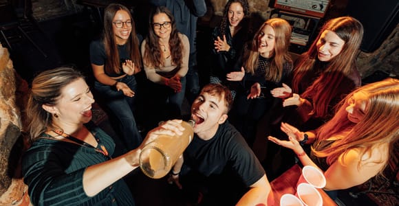 Kraków: Private Pub Crawl with Drinks & Local Guide