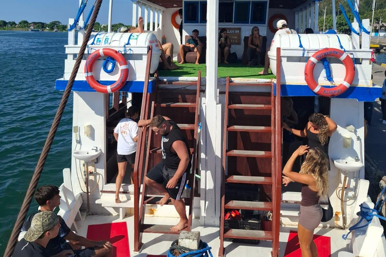 Komodo Islands: 4-Day Liveaboard, Dragons, Whale Sharks Private Room (Double Bed, AC)