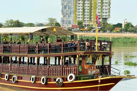 Phnom Penh: Crociera al tramonto con guida turistica a bordo