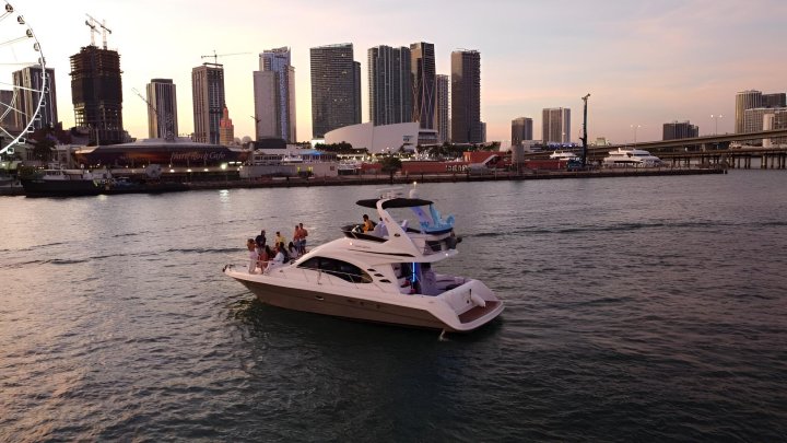 Yacht-Kreuzfahrten und Bootstouren bei Sonnenuntergang
