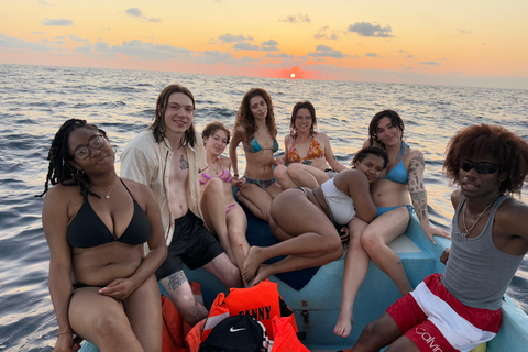Puerto Escondido: Boat tour to enjoy the sunset