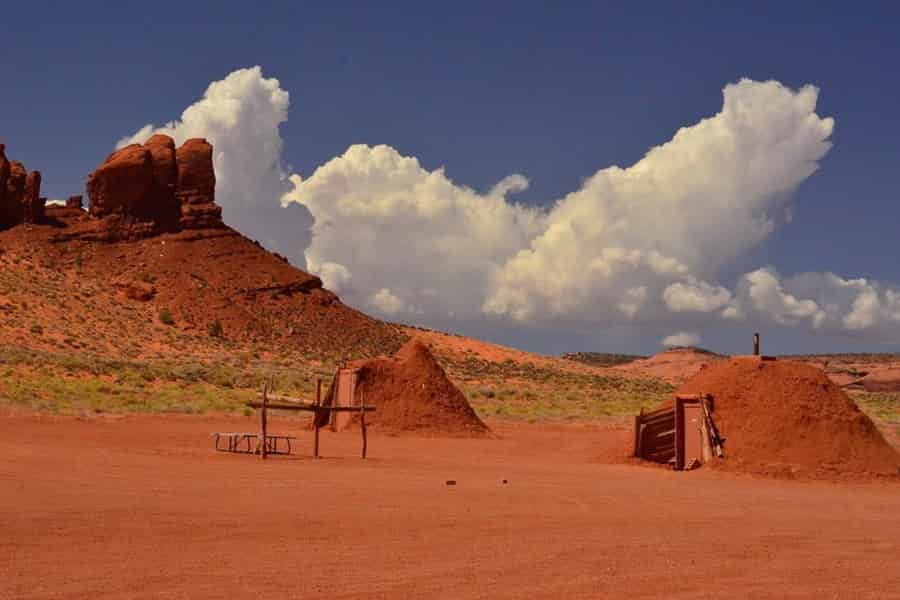 Monument Valley: Hogan-Übernachtungstour unter dunklem Himmel. Foto: GetYourGuide Monument Valley: Hogan-Übernachtungstour unter dunklem Himmel. Foto: GetYourGuide