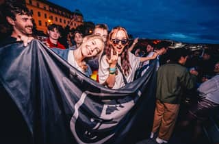 Drunken Monkey Prag: Bootsparty und Kneipentour – Offene Bar & Clubs