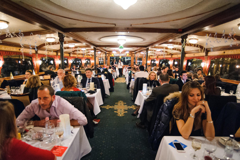 Budapest: Fiesta de Fin de Año en Crucero con Comida y Espectáculo en Directo