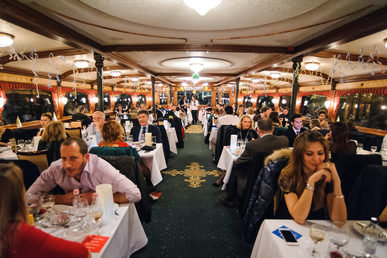 Budapest: Fiesta de Fin de Año en Crucero con Comida y Espectáculo en Directo