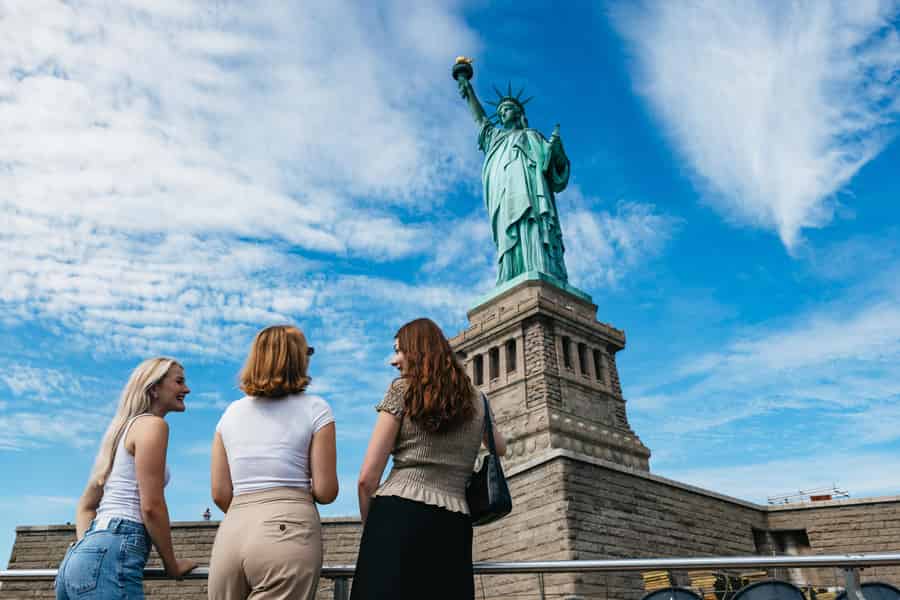 Freiheitsstatue & Ellis Island-Tour mit Fähre + Museumseintritt. Foto: GetYourGuide Freiheitsstatue & Ellis Island-Tour mit Fähre + Museumseintritt. Foto: GetYourGuide