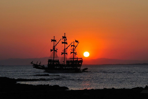 Alanya : Croisière en bateau pirate au coucher du soleil avec dîner et soirée mousse