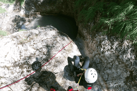 بوفيك: تجربة التجديف في الوادي مع الصور والمواصلاتBovec: Canyoning Experience with Photos &amp; Transport Included