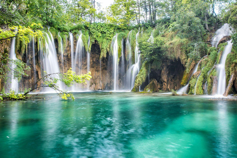 Depuis Zagreb : Lacs de Plitvice Transfert aller-retour en bus confortDes lacs de Plitvice à Zagreb