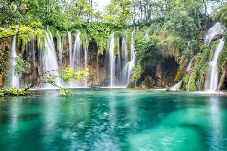 Depuis Zagreb : Lacs de Plitvice Transfert aller-retour en bus confortDes lacs de Plitvice à Zagreb