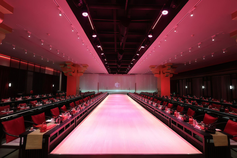 Jinan: Show Feast with Hanfu, Dinner, and Performance Row 1（SVIP）Meal+Costume+Headwear+Makeup (4 days in advance)