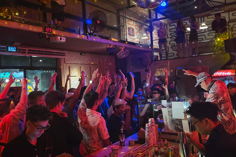 Da Nang: Nightlife Tour & Pub Crawl with Rooftop Bar & Clubs Da Nang: Guided Nightlife Tour with Rooftop, Club, Bar Visit