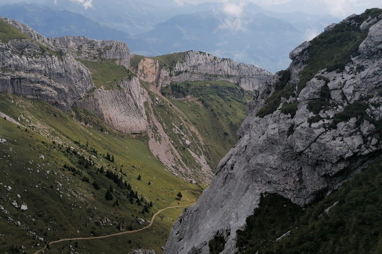 Lucerne : Interlaken and Lauterbrunnen Day Tour