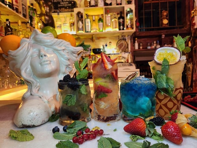 Barcelona: Mojito Tasting Experience & Tapas with Mixologist