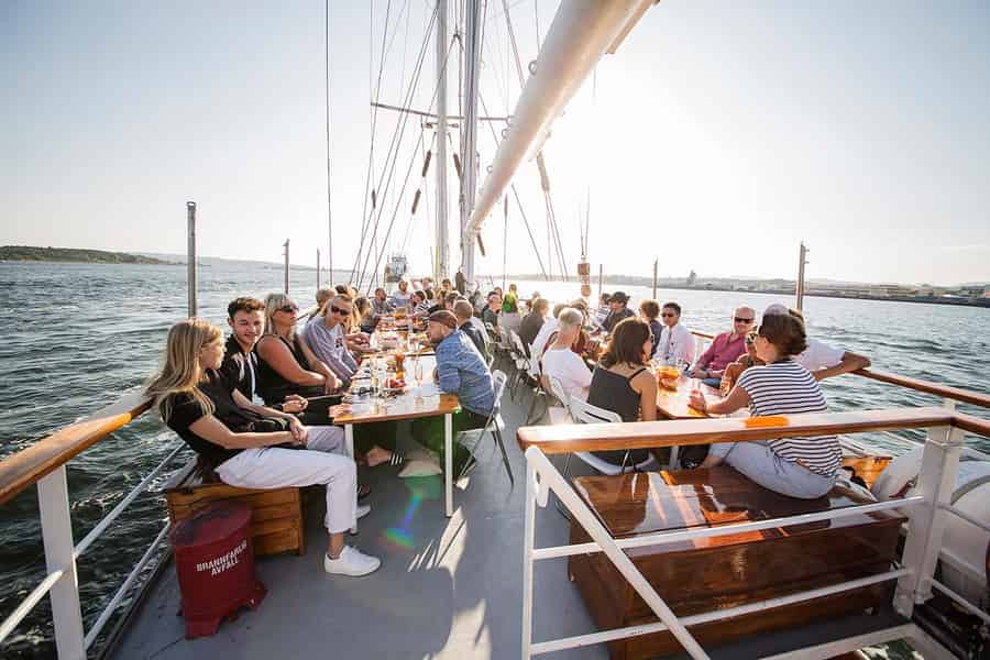 Oslo: Fjord-Dinner-Kreuzfahrt auf einem Segelschiff mit Meeresfrüchte-Buffet. Foto: GetYourGuide Oslo: Fjord-Dinner-Kreuzfahrt auf einem Segelschiff mit Meeresfrüchte-Buffet. Foto: GetYourGuide