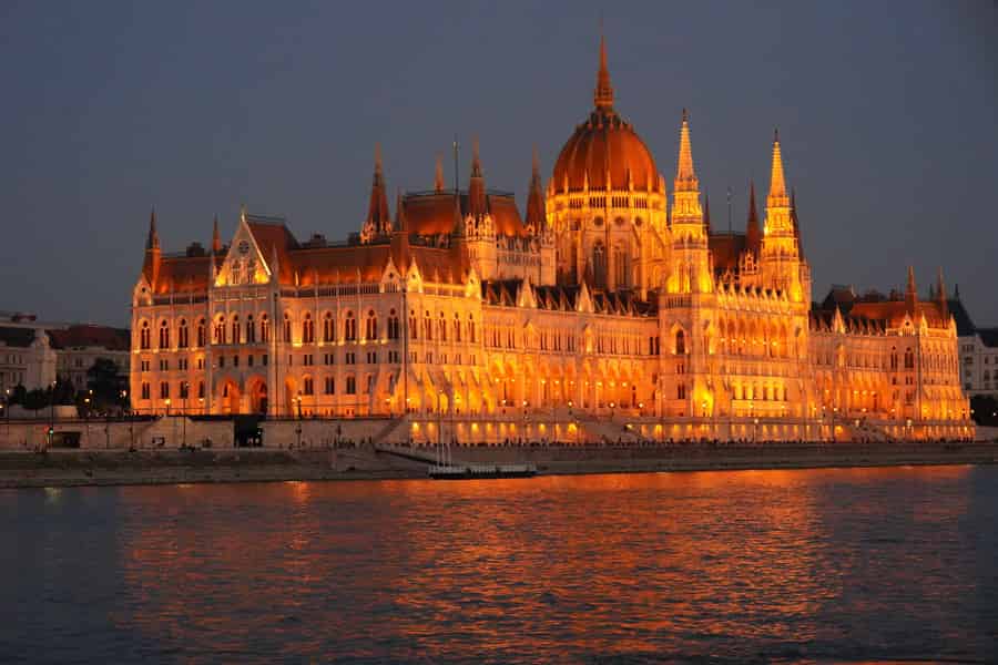 Budapest: Abendliche Bootsfahrt mit Sitzplätzen innen und außen – BYOB. Foto: GetYourGuide