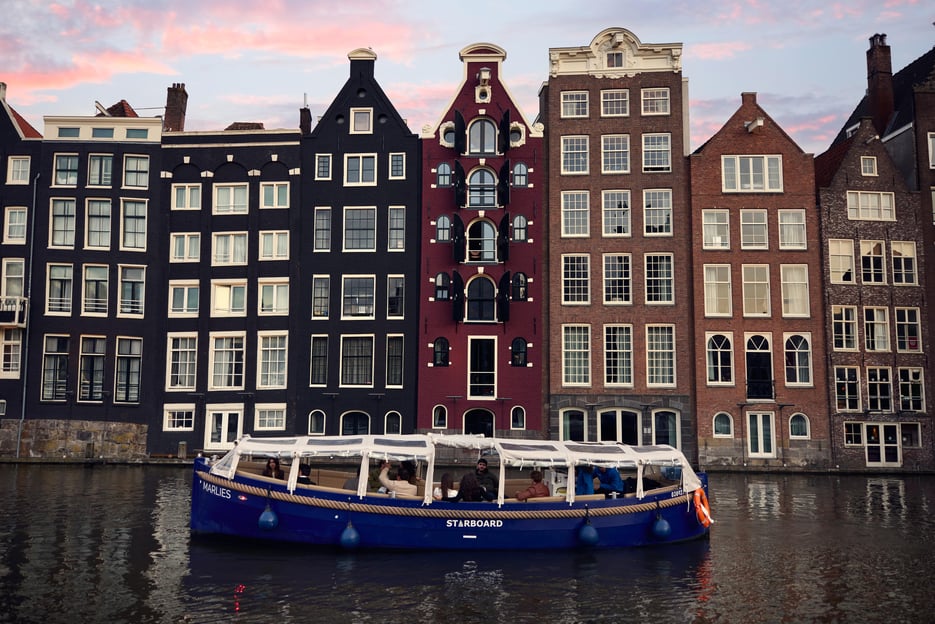 Amsterdam: Abendliche Grachtenfahrt mit Lichtermeer &amp; Drinks