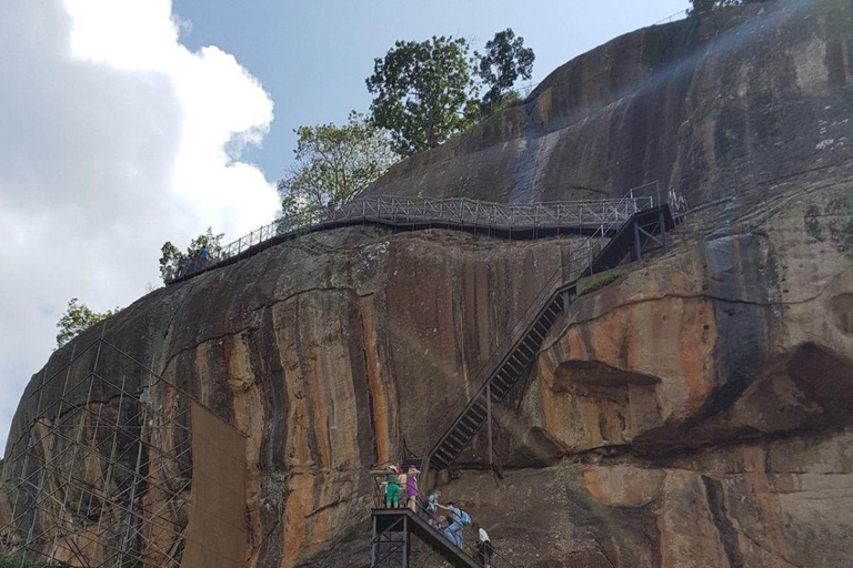 Colombo to Sigiriya: 2-Day Tuk-Tuk Journey Breezy Country