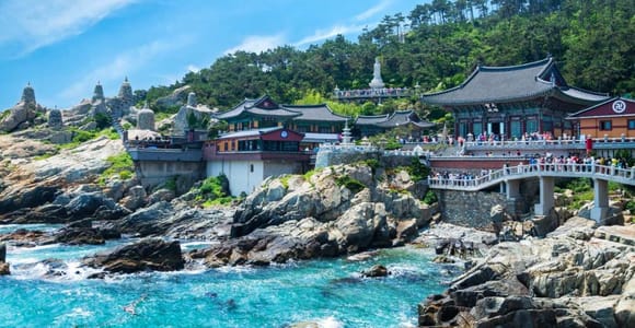 Busan-Tour: Gamcheon Village & Yonggungsa-Tempel + Mittagessen
