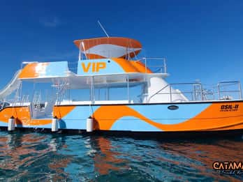 Excursión en barco de fiesta con recogida, comida y bebidas (compartida)