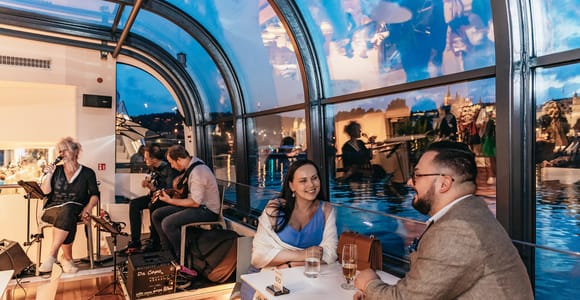 Prag: Sightseeing Dinner Cruise auf einem offenen Glasboot