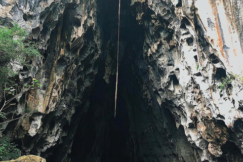 De Hue: Excursão de um dia à descoberta das grutas escurasCombina: Tirolesa e banho de lama na gruta escura com hotel a partir de Hue