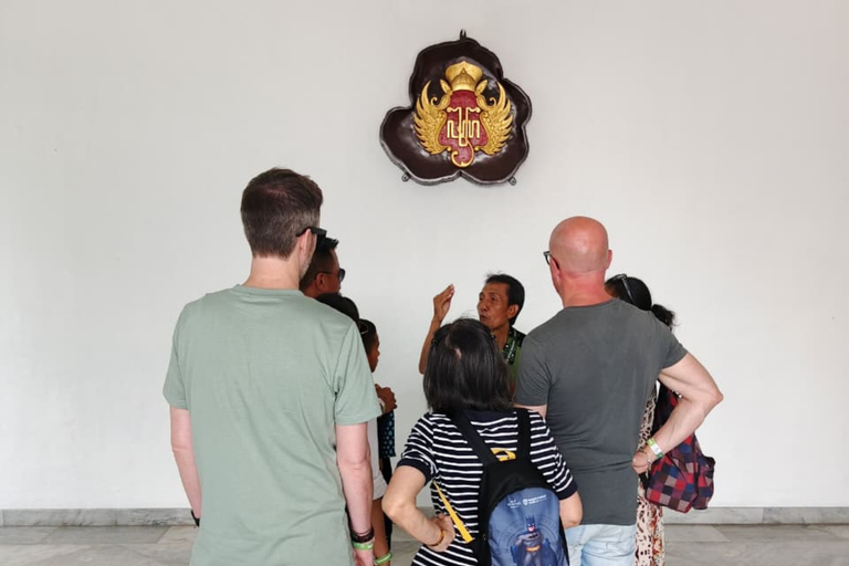 Yogyakarta Palace and Watercastle Guided Tour Private Transfer: Palace & Water castle Guided Tour