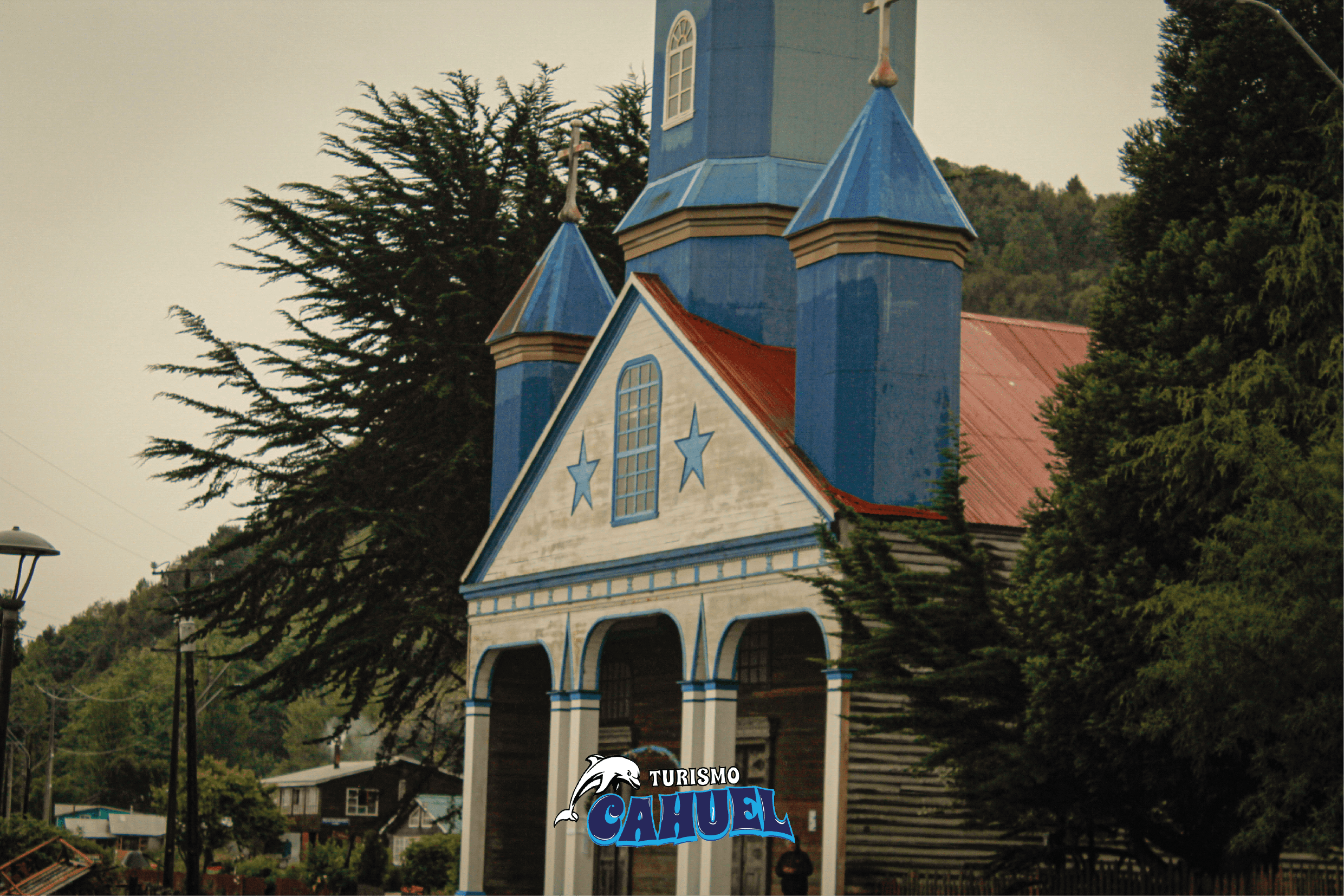 Innenküste von Chiloé: Straße und Meer.