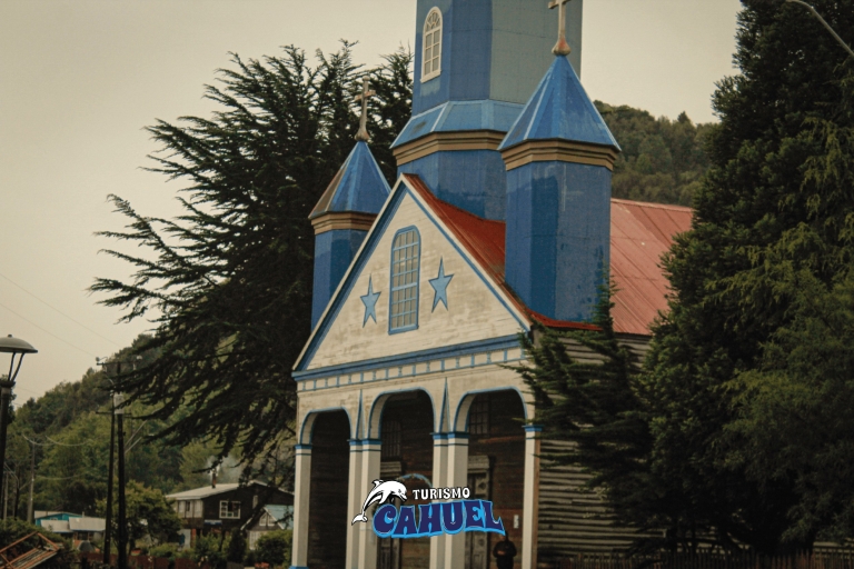 Binnenkust van Chiloé: Weg en zee.