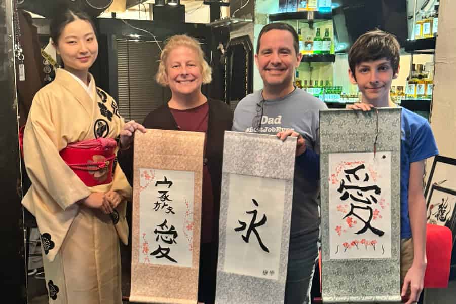 Tokio: Kanji-Kalligrafie-Lektion mit Getränk. Foto: GetYourGuide