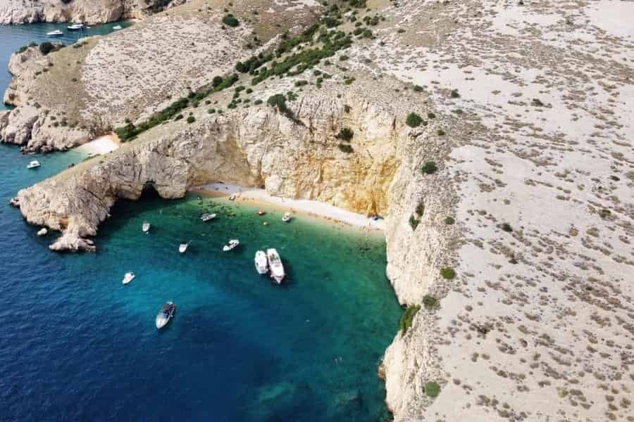 Krk: Bootstour mit Schwimmen zu Plavnik, zur Blauen Grotte und zum Goldenen Strand. Foto: GetYourGuide Krk: Bootstour mit Schwimmen zu Plavnik, zur Blauen Grotte und zum Goldenen Strand. Foto: GetYourGuide