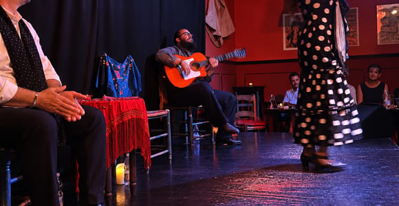 Málaga: Tuk Tuk, Tapas & Flamenco Evening