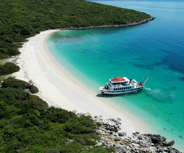 Nydri: Island Hopping Boat Cruise with Beach BBQ Lunch