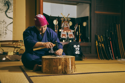 Authentieke ervaring met het maken van messen bij een smid in Kyoto