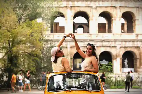 Sesión de fotos profesional con un Fiat 500 Tour en Roma