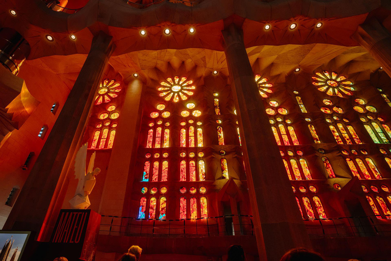 Barcelona: Sagrada Familia Evening Tour with Cava