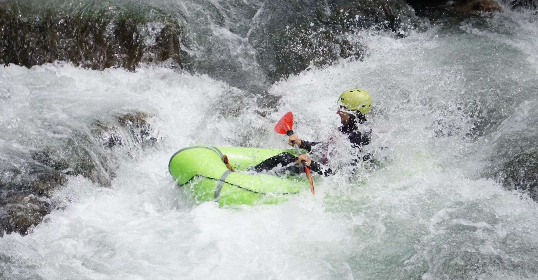 Packrafting visite guidate sul torrente in Toscana
