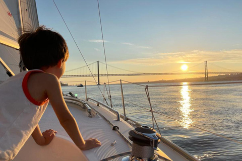 Lizbona: Rejs żaglówką o zachodzie słońca z winem