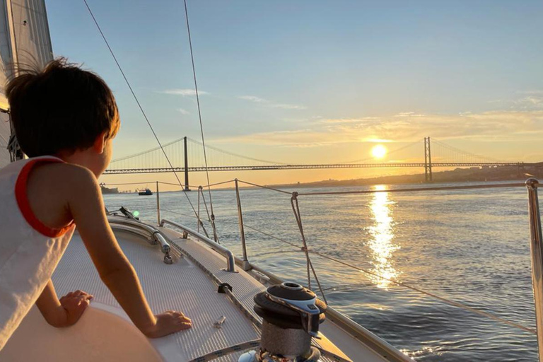 Lizbona: Rejs żaglówką o zachodzie słońca z winem