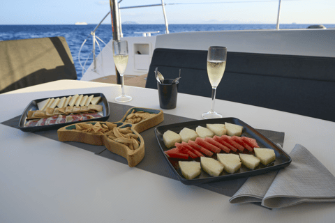 Lanzarote: Private Catamaran to Papagayo from Playa Blanca — 4 Hours Lanzarote: Cruise tour along the Papagayo Coast with Snacks & Activities