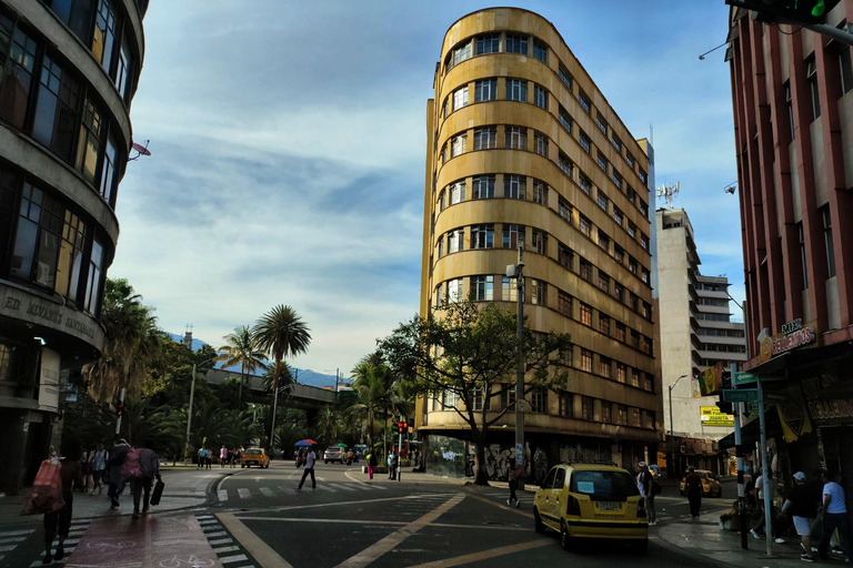 Medellín: Tour durch die Comuna 13, den Botero Park und den Metrocable mit einem lokalen Guide