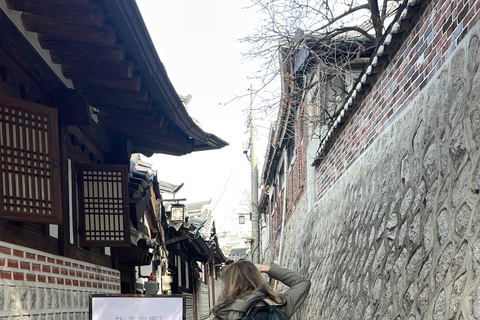 Seúl: Visita a Bukchon con Cuentacuentos y Artesanía Local