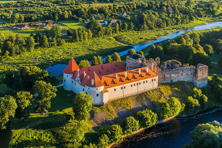 Tour privado de castillos desde Riga:Rundale, Bauska+Cuesta de la CruzVisita privada a un castillo desde Riga: Rundale y Bauska