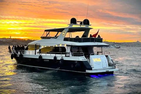 Istambul: cruzeiro de iate ao pôr do sol no Bósforo com guia ao vivo