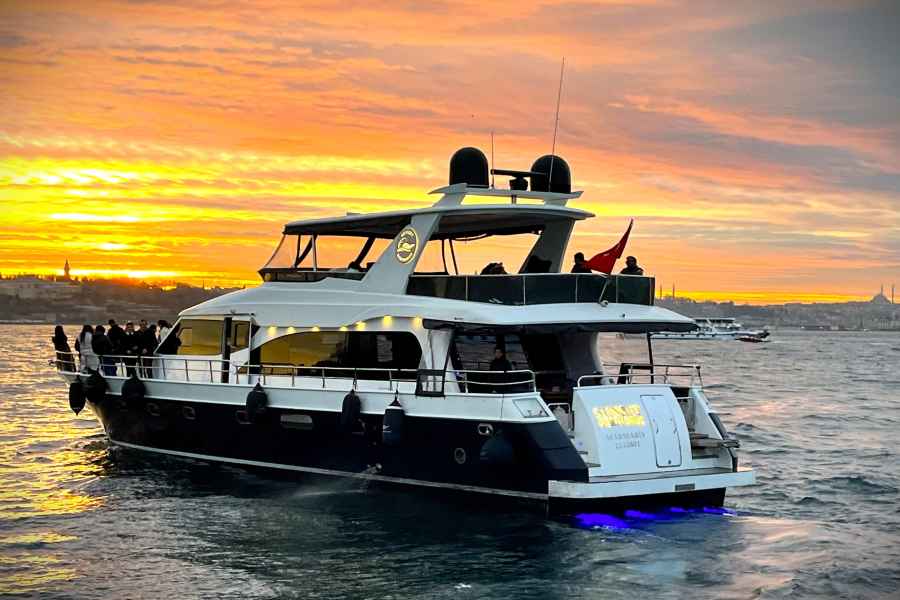 Istanbul: Yachtkreuzfahrt bei Sonnenuntergang auf dem Bosporus