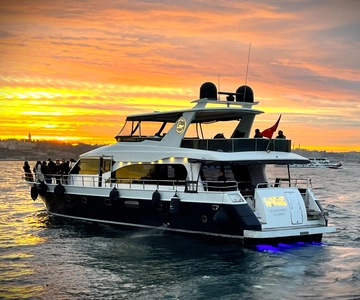 Istanbul: Bosphorus Sunset Yacht Cruise with Live Guide