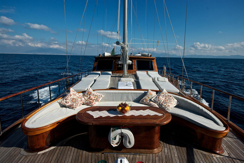 Lampedusa: Elegante tour in barca di un giorno con pranzo a bordoTour condiviso