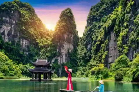 Group tour: Hoa Lu - Trang An boat trip - Mua Cave