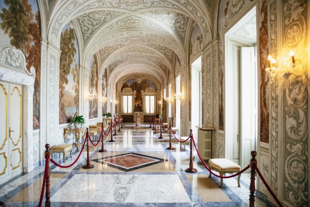 Visit Castel Gandolfo Palace Ticket and Gardens Minibus Tour in Frascati